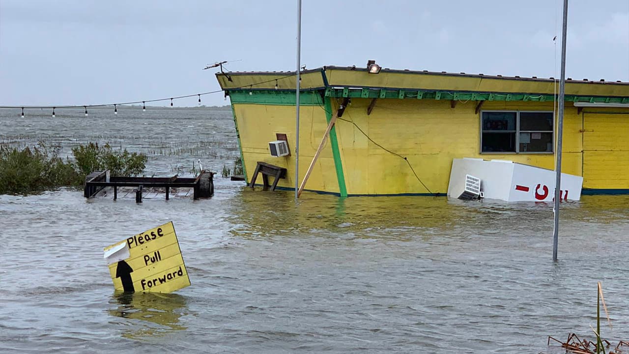 Los pronósticos indican que Beta toque tierra durante la noche del lunes.