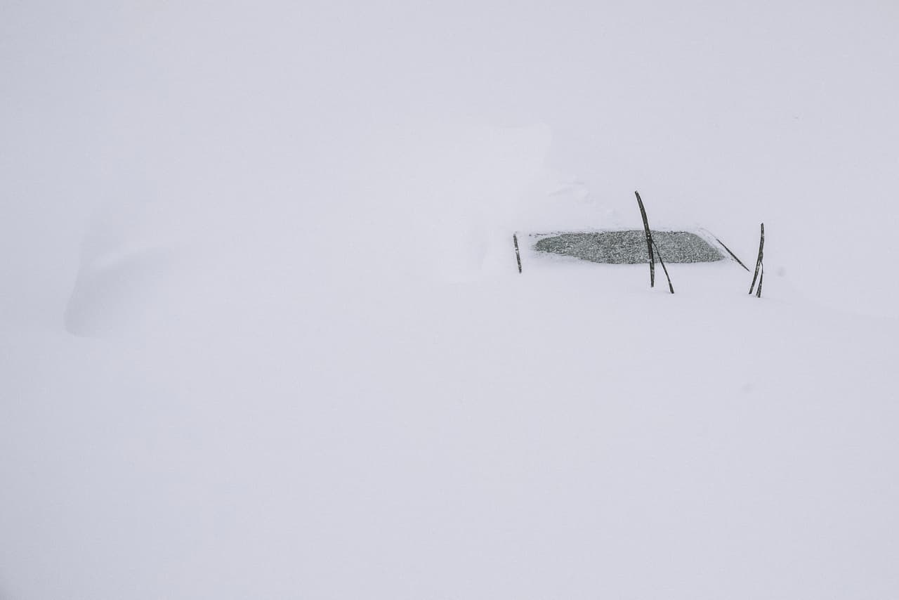 ¿Puedes ver el carro en la foto? En el área de esquí de Mammoth Mountain varios carros han quedado bajo la nieve durante las tormenta de invierno. Esperemos que los amantes de las bajas temperaturas estén preparados para situaciones imprevistas como esta.
