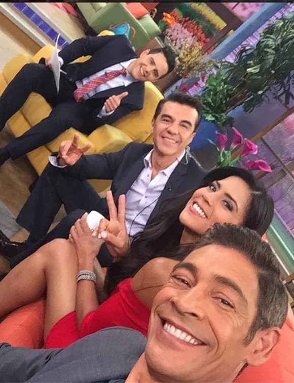 '#Buenosdías hoy con nosotros en casita @despiertaamericatv @adrianuribe @alejandrochaban @franciscalachapeltv solo por @univision', compartió Johnny. (Mayo 20, 2015)