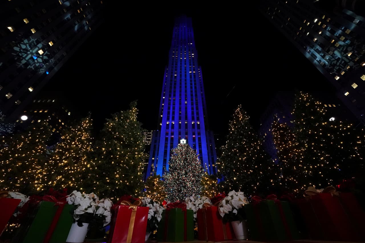 Este miércoles cientos de personas asistieron al evento que concluye cuando las miles de bombillas del árbol se prenden por primera vez. Otros tantos disfrutan, año tras año, de esta tradición desde la comodidad de sus hogares con la ceremonia televisada. (Carlo Allegri/Reuters)