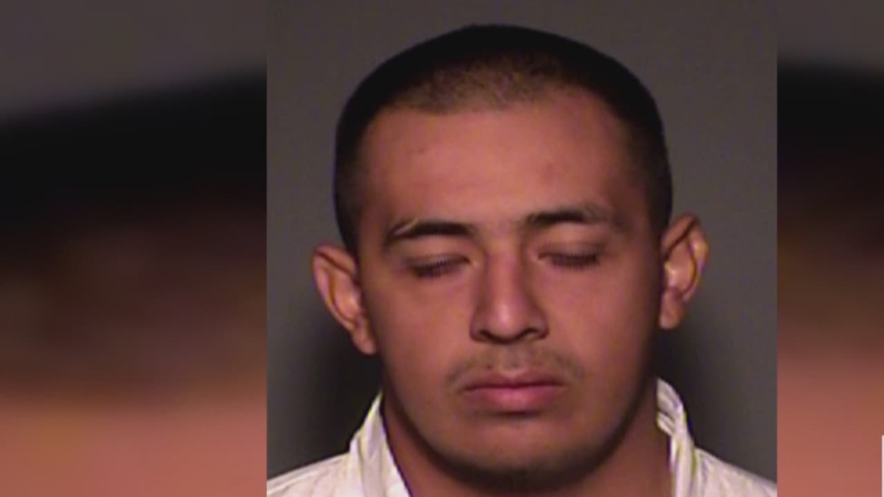 Acusan a hispano de matar a su padre y herir a su madre y hermana, él dice que no recuerda nada