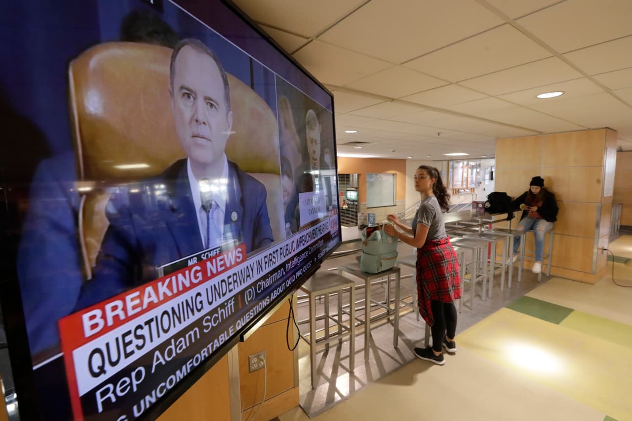 La estudiante de la Universidad de Utah, Melia Bilkiss, observa la audiencia pública en el campus universitario en Salt Lake City. Schiff aconsejó a sus colegas "asumir estos procedimientos con la seriedad y amor al país que se exige".