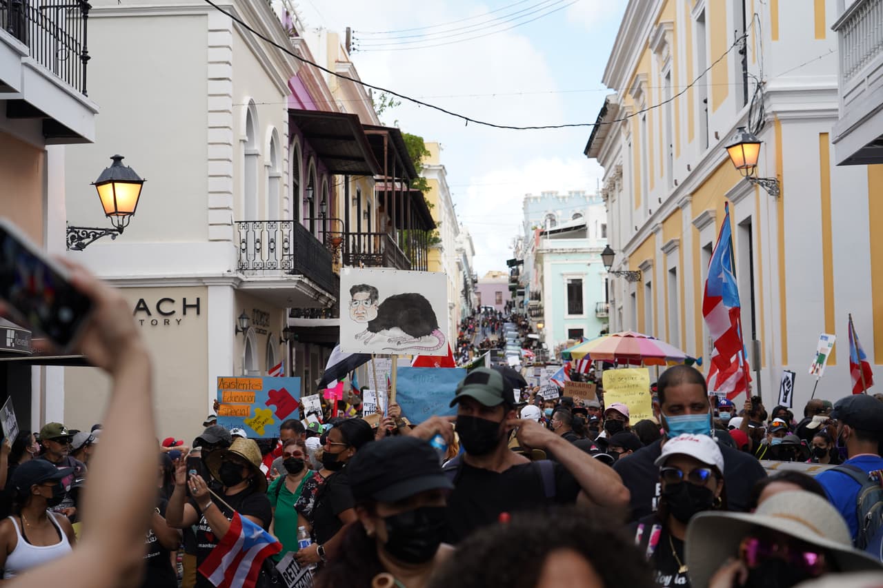 El sol aún no salía cuando los empleados públicos del país comenzaron a organizarse para marchar desde el Parque Muñoz Rivera hasta La Fortaleza. Además del salario, reclaman mejores condiciones de trabajo y la garantía de 
<b><a href="https://www.univision.com/local/puerto-rico-wlii/federacion-de-maestros-acusa-al-gobernador-pedro-pierluisi-por-traicion-al-pais-por-ley-de-retiro-digno-pr">un retiro apropiado</a></b> tras cumplir los años requeridos de servicio.