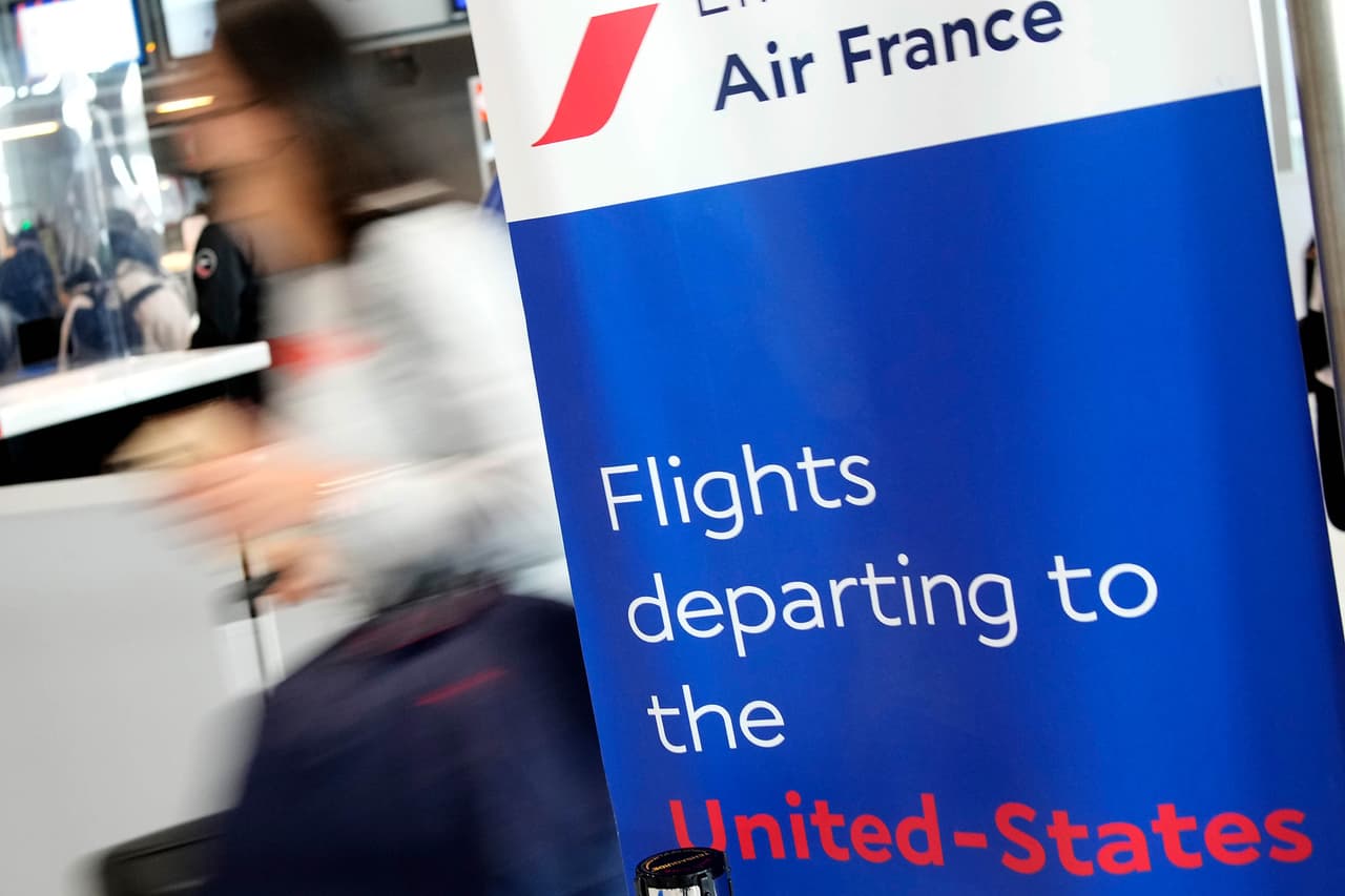 “Vuelos saliendo a Estados Unidos”, se lee en un cartel escrito en inglés en el aeropuerto Charles de Gaulle de París, Francia.
<br>
<br>Estados Unidos aceptará viajeros que hayan sido completamente vacunados con cualquiera de las vacunas aprobadas para uso de emergencia por la Organización Mundial de la Salud (OMS), no solo las aprobadas por la FDA.