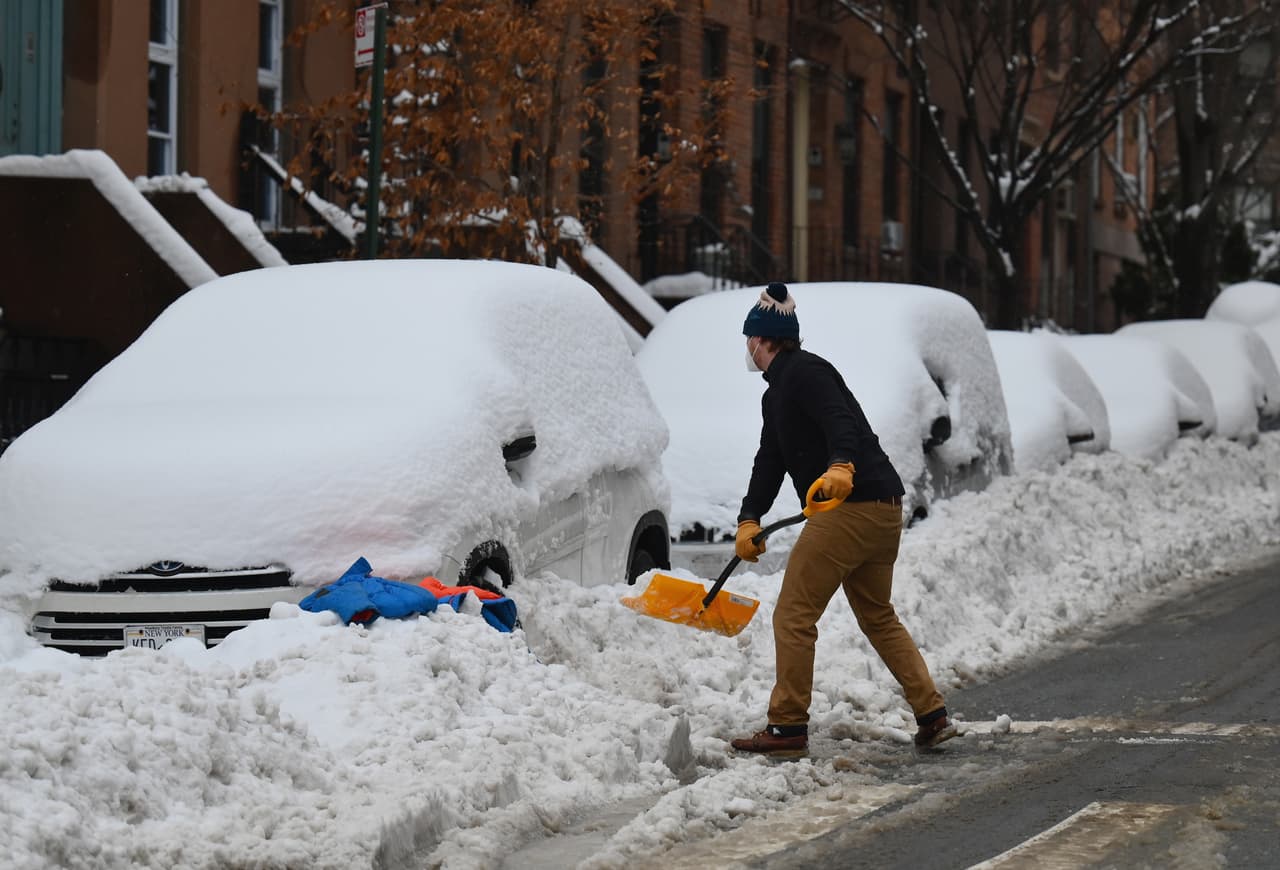 <b>Estacionamiento</b>
<br>
<br>Las reglas de estacionamiento alterno están suspendidas en toda la ciudad hasta el sábado 13 de febrero.