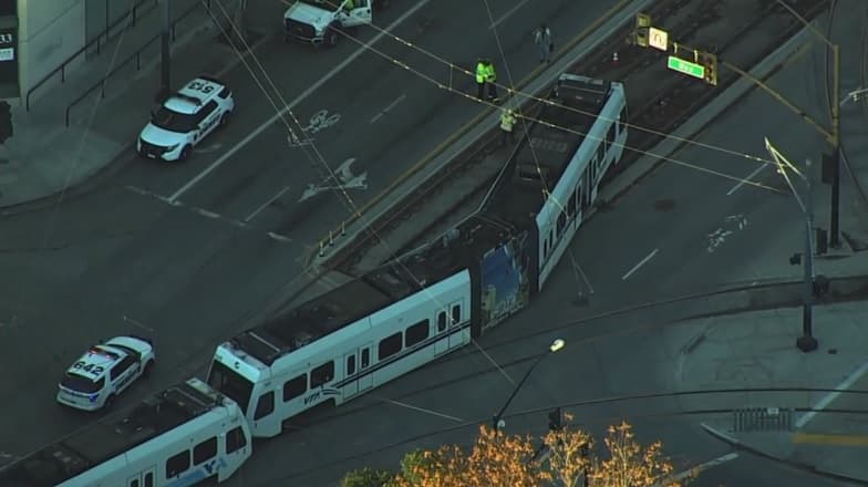 Descarrila tren ligero de VTA en el centro de San José