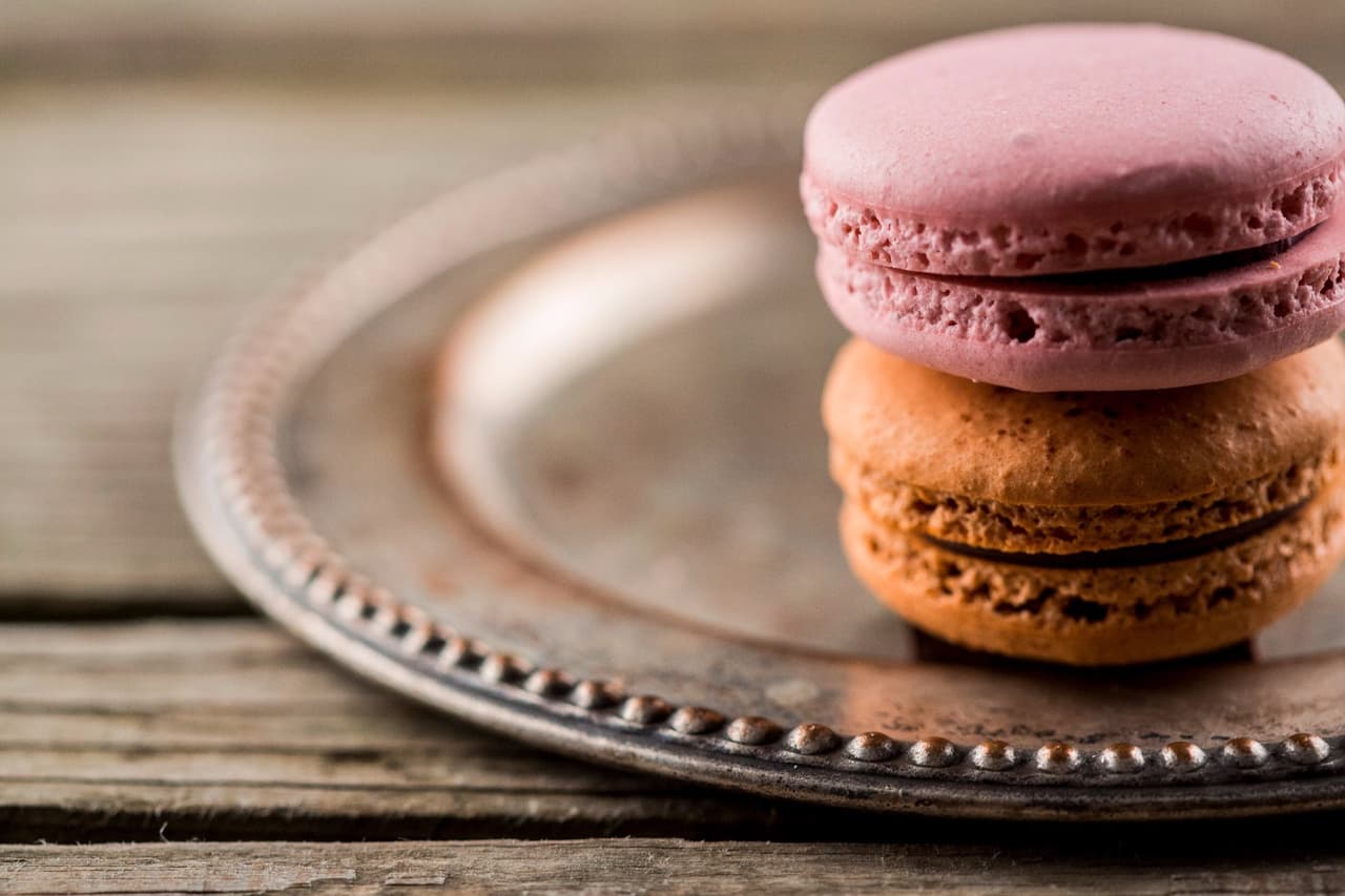 Macaron de chocolate y casis.