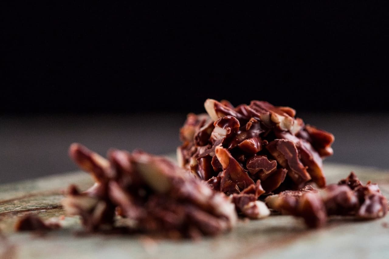 Roca de chocolate con nuez.