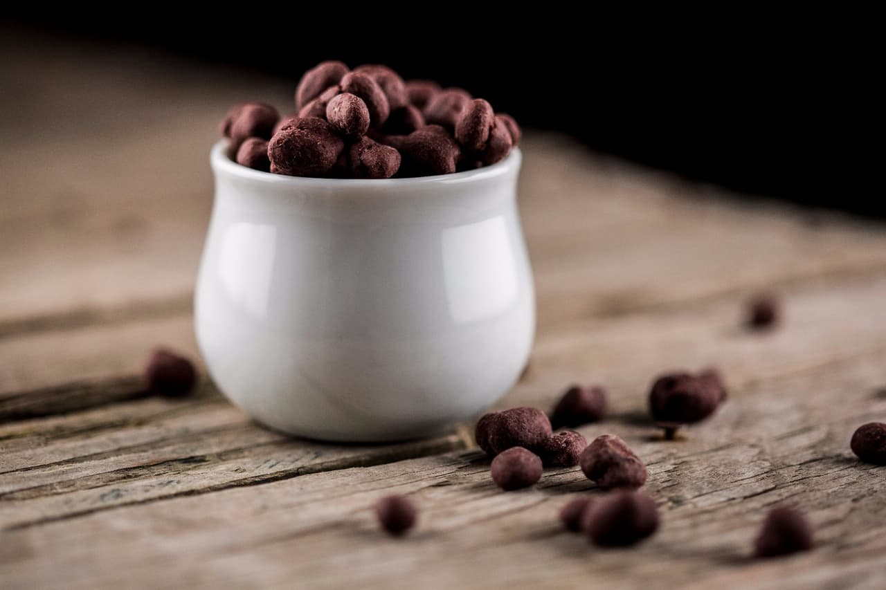 Granos de café cubiertos con chocolate.