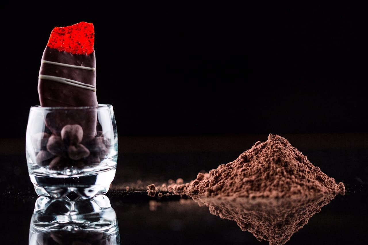 Mango enchilado cubierto de chocolate amargo.