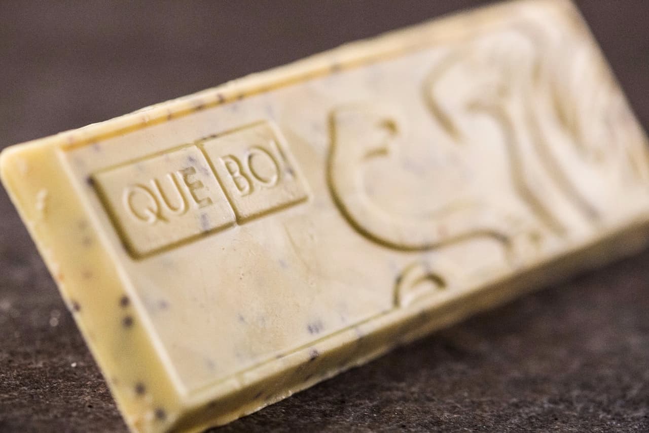 Chocolate blanco con limón y chía.