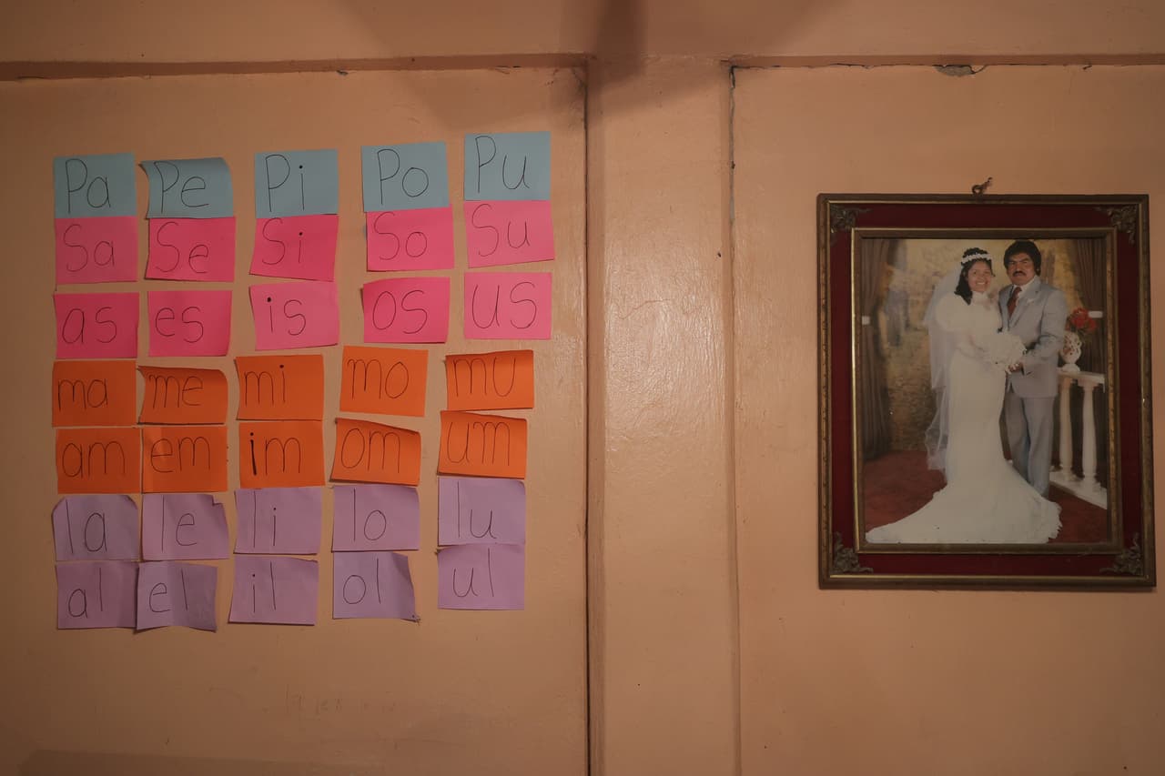 Pegatinas con un ejercicio de aprendizaje de sílabas se exhiben en la sala de estar de una casa en Ecatepec, México, a un costado de la foto de la boda de los padres. Pese al esfuerzo colectivo de la sociedad mexicana, han surgido dudas, especialmente en familias con más de un hijo, por ver cómo podrán los padres asegurarse y cuidar que los estudiantes tomen clases
<b>sin dejar de salir y descuidar sus <a href="https://www.univision.com/temas/trabajo">empleos</a></b>.
<b> </b>