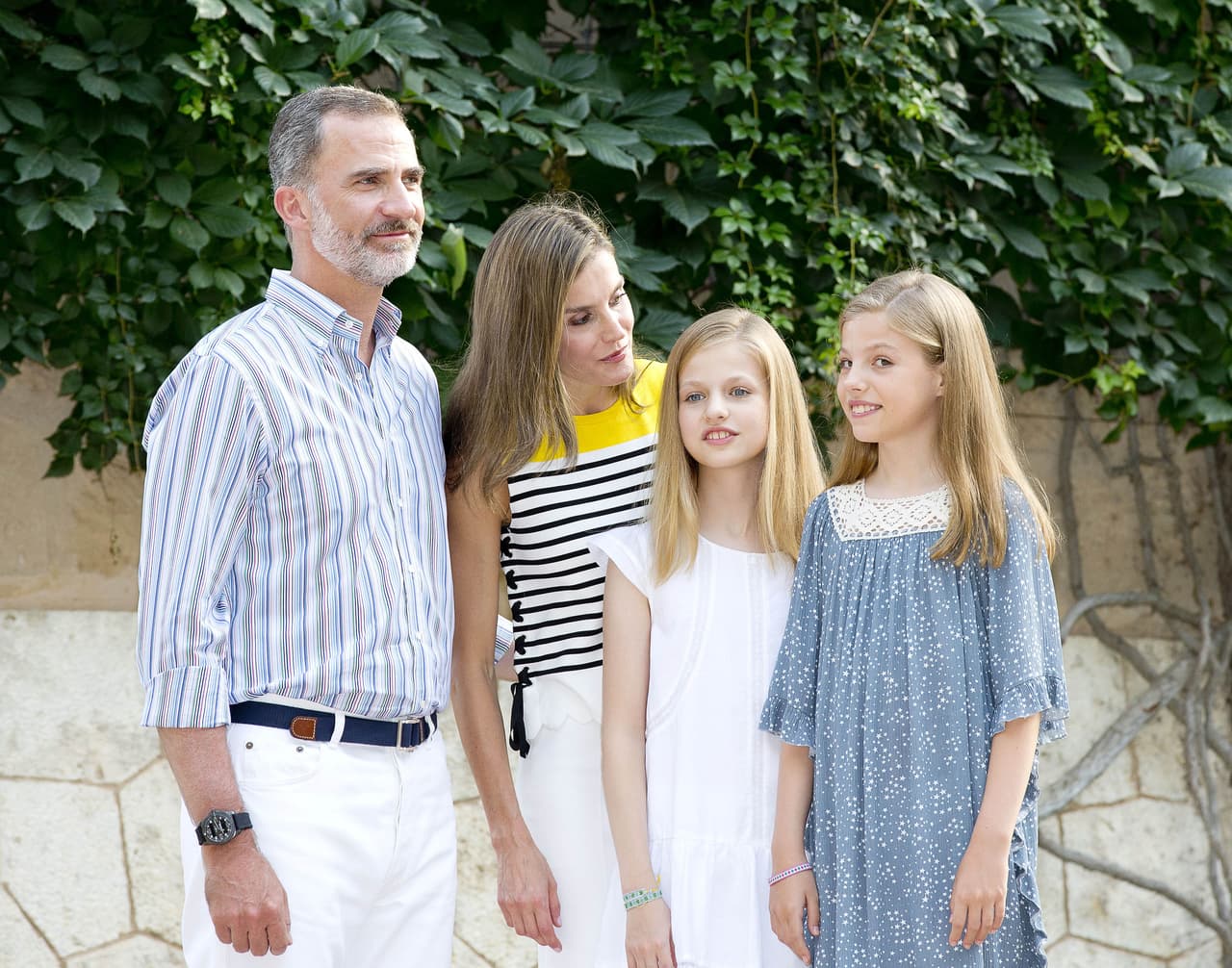 Photo © 2017 PPE/The Grosby Group Mallorca, Jul 31, 2017 Spain Queen Letizia and King Felipe and Princess Leonor and Princess Sofia pose for the media during the summerholliday at the Marivent palace in Palma de Mallorca. © PPE/Nieboer