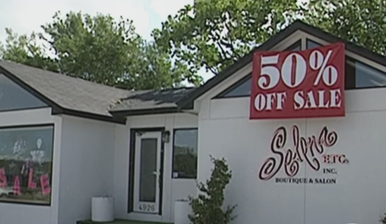 Selena Quintanilla cristalizó uno de sus sueños con la apertura de su boutique en Corpus Christy. Enseguida, Julie citó las palabras de la talentosa cantante de los noventas: “Este negocio no va a durar mucho, dijo ella, estoy bien loca, pero yo quiero un negocio de boutique, para hacer mis diseños”.