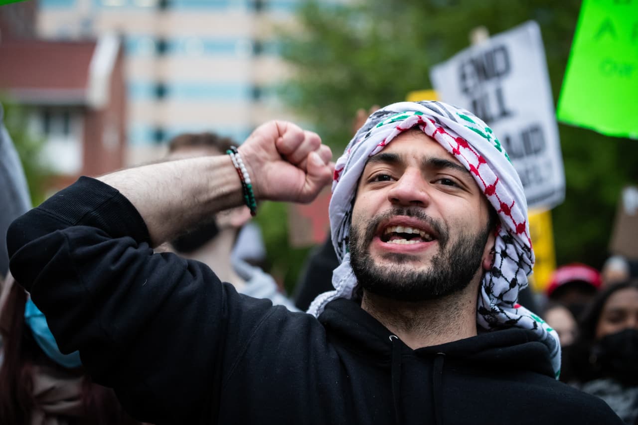 Quienes allí se manifiestan, denominan al sitio “Campo de Liberación”, una leyenda escrita con tiza en la acera de ladrillos del patio.