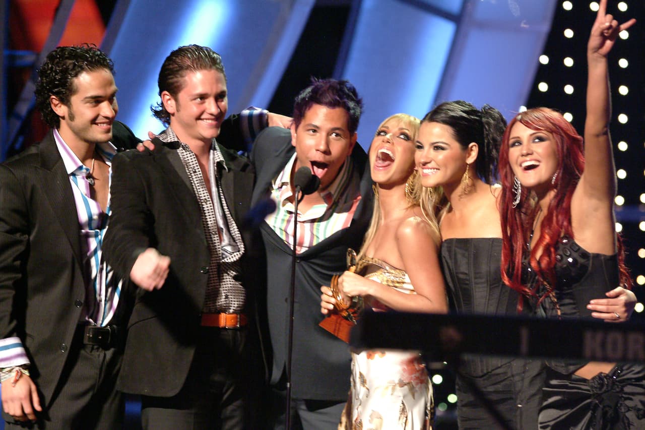 RBD asistió a su primera entrega de Premio Lo Nuestro y le ganaron a Reik el premio a Revelación Pop del Año. Para noviembre de 2006 los rebeldes habían lanzado ya tres discos exitosos: 'Rebelde', 'Nuestro amor' y 'Celestial'.