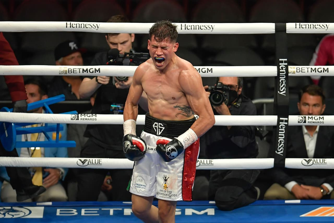 Previamente, Aaron Silva dio la sorpresa al derrotar por TKO al favorito Alexis Espino en cuatro rounds tras una serie de golpes que no fueron respondidos por su rival y así mantener el invicto.