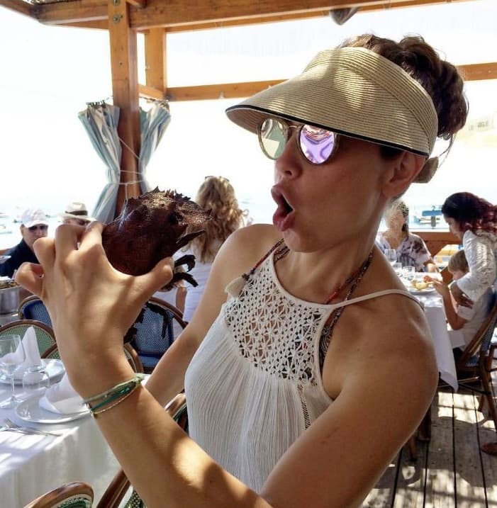 La hora de comer también tiene su gracia. Cuidado que muerde.