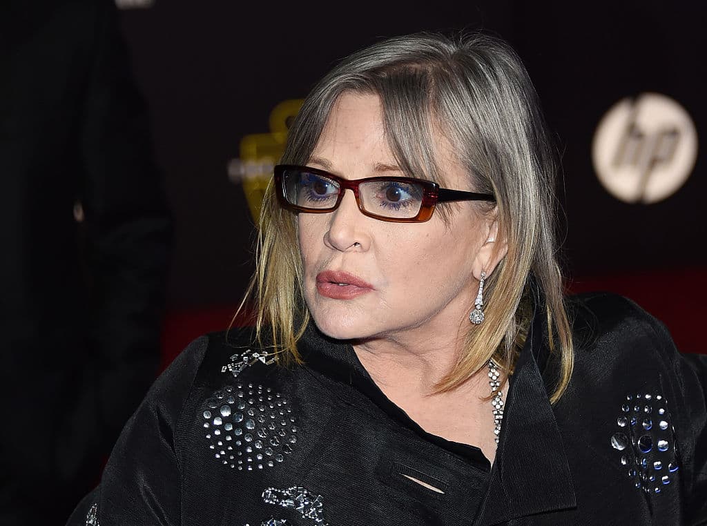 <b>Carrie Fisher</b>
<br>La actriz conocida en la industria de Hollywood por haberle dado vida a la Princesa Leia en la saga original y en las secuelas de 'Star Wars' tuvo un divertido cameo en 'The Big Bang Theory' que involucró a “su padre”.
<br>