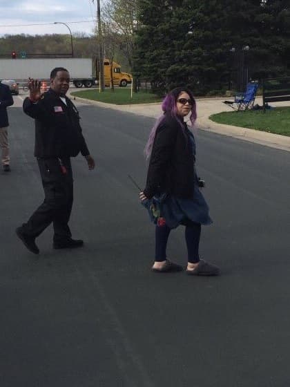 Tyka apareció durante las horas posteriores a la muerte del músico a las afueras de la residecia de Prince, en Minnesota, luciendo desaliñada, con una rosa en la mano y con el cabello teñido de púrpura.
