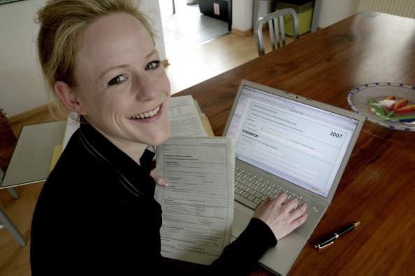 Los créditos tributarios son deducciones que restan directamente la cantidad de impuestos que debes. Un crédito fiscal de $500 por ejemplo, reduce tus impuestos en esa cantidad. 
<b>Y, como algunos son reembolsables,</b> si debes $250 en impuestos y calificas para un crédito de $500, recibirás un cheque por la diferencia.