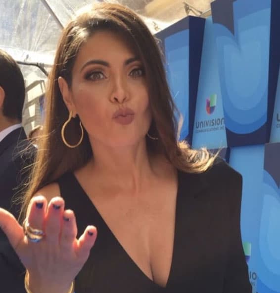 Chiqui enviando un beso a la cámara de Univision