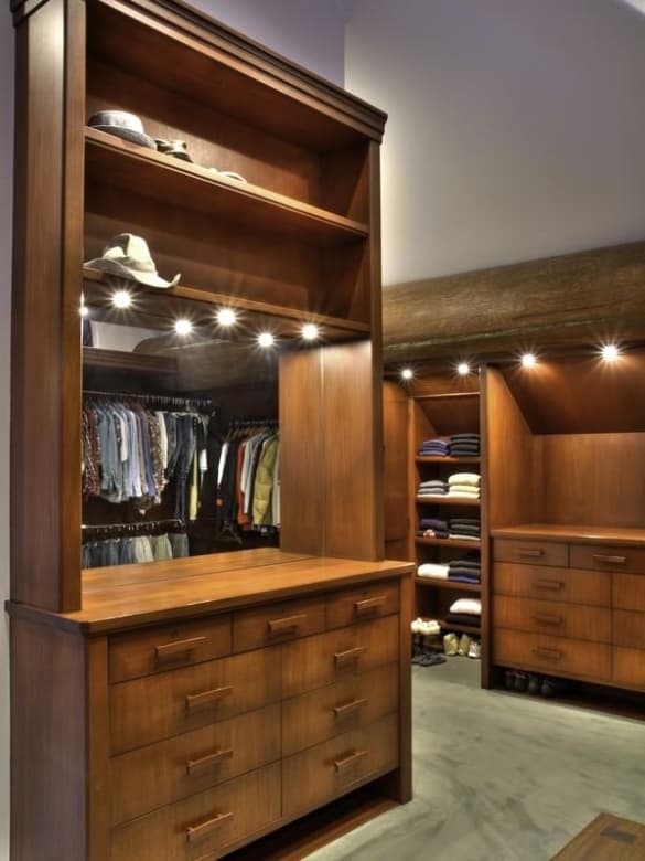 Además, hay dos refrigeradores, una estufa, horno, dos lavavajillas de alta tecnología.