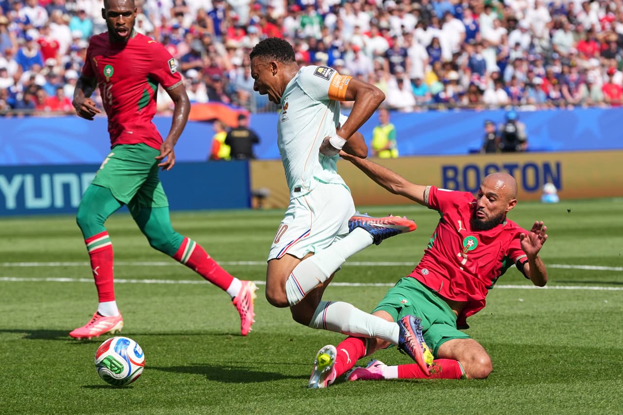 Kylian Mbappe es atacado por Noussair Mazraoui.