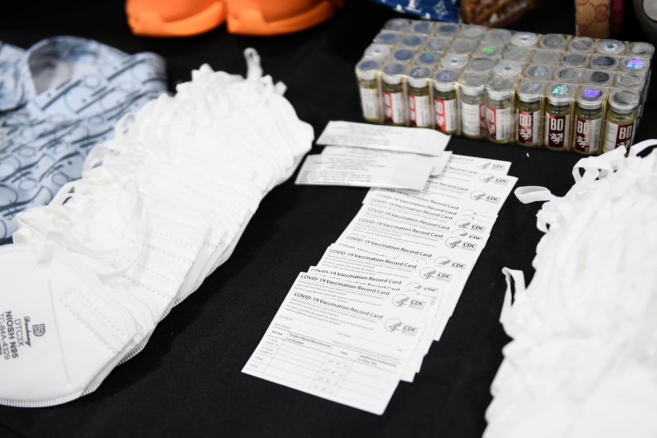 Los CDC
<b> no</b> llevan registros de vacunación ni determinan cómo se usan los registros de vacunación; 
<b>tampoco</b> entregan a las personas tarjetas de registro de vacunación contra el covid-19 en blanco de los CDC. Estas tarjetas son distribuidas por los departamentos de salud estatales y entregadas a los proveedores de vacunación.