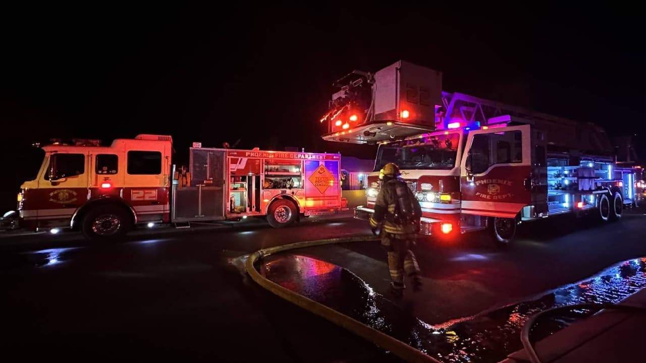 Al llegar al lugar, elementos del Departamento de Bomberos de Phoenix encontraron denso humo saliendo de las estructuras.