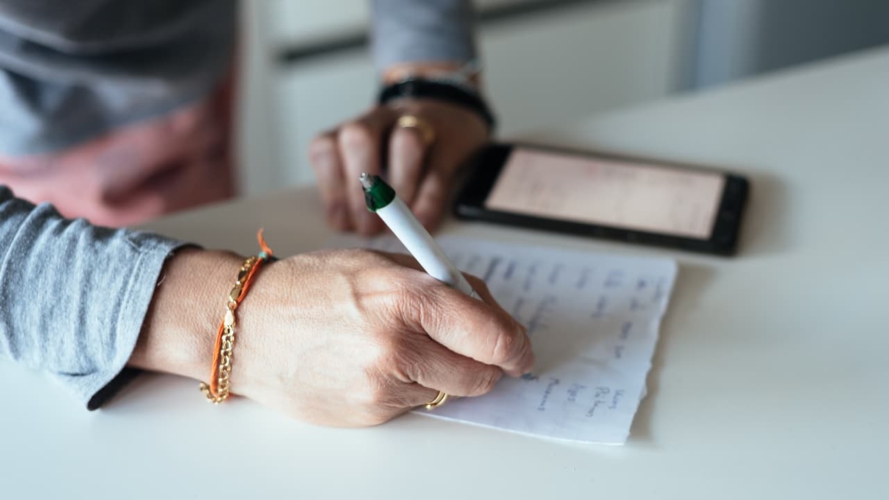 <b>8. Utiliza listas de compras: </b>Lleva una lista clara al supermercado o tiendas de regalos y cíñete a ella. Esto ayuda a evitar compras impulsivas y es un hábito promovido por instituciones financieras para ahorrar.