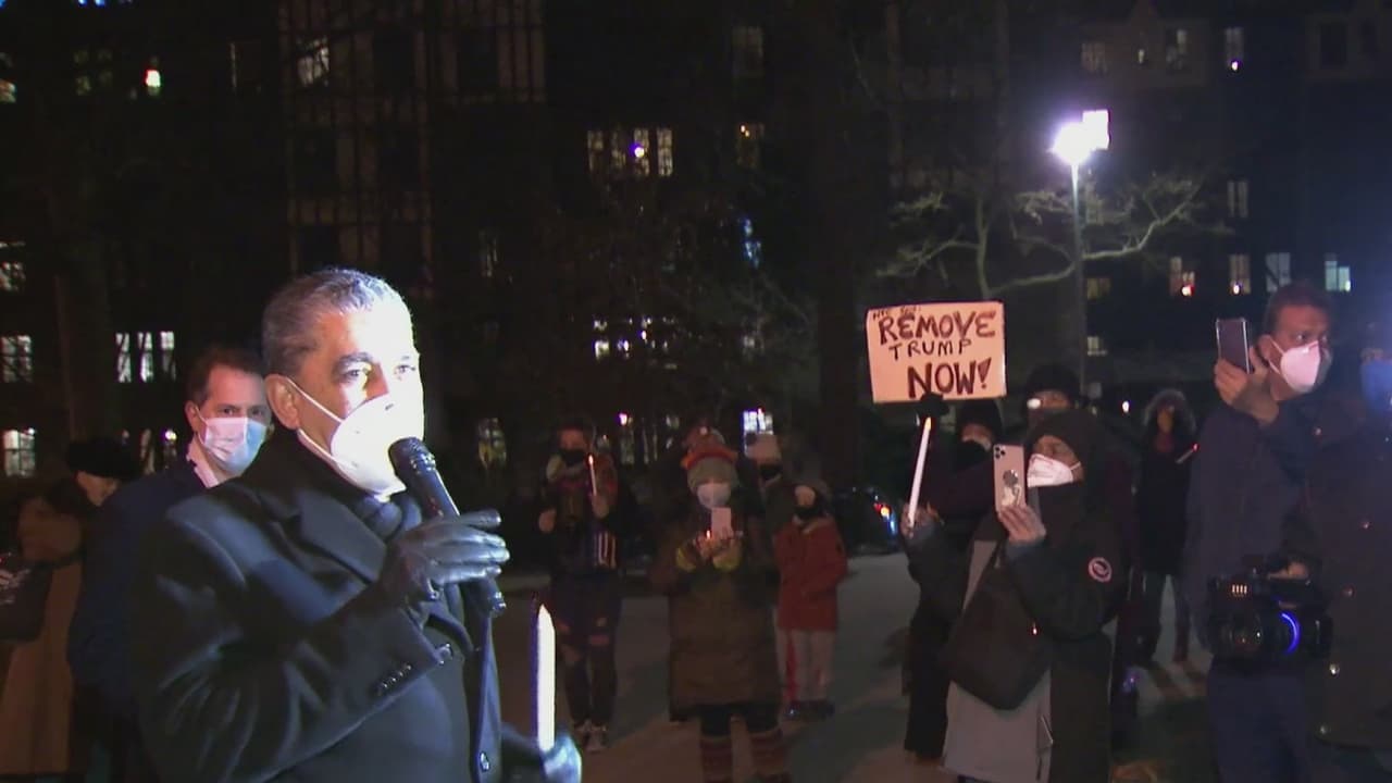 Después que en la noche de este viernes se llevó a cabo una vigilia en el Alto Manhattan, que estuvo encabezada por el congresista Adriano Espaillat y varios oficiales electos, para condenar los hechos ocurridos el pasado miércoles en Washington DC, el alcalde Bill de Blasio y siete miembros de la delegación demócrata del Congreso de la ciudad de Nueva York se reunieron este sábado para pedir la dimisión o el destitución del presidente Donald Trump.