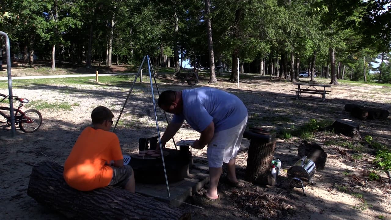 Además, los visitantes pueden elegir entre siete campamentos y cientos de sitios para acampar para disfrutar de una noche serena junto al lago.