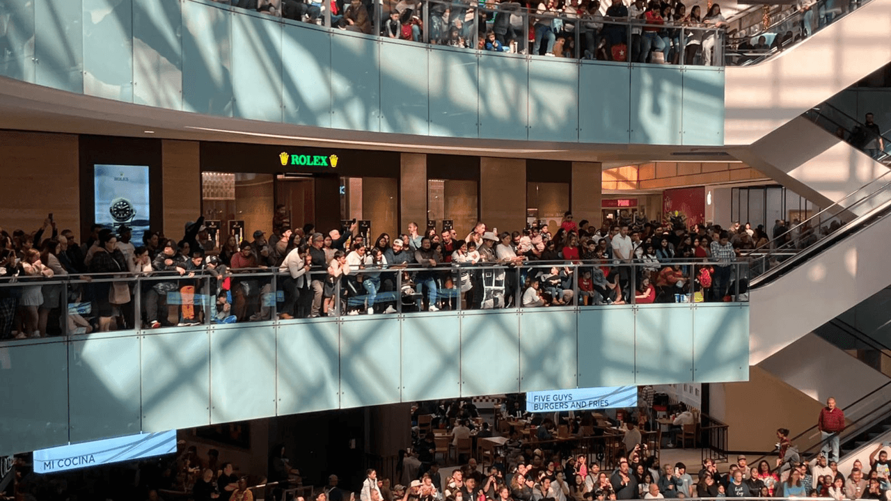 Esta inauguración fue durante el Black Friday, donde los visitantes del mall también aprovechan los descuentos en las compras de las tiendas.