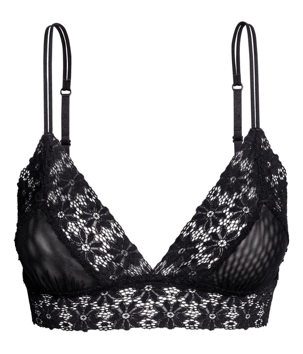 Atrévete a llevar un modelo como este que mezcla diferentes encajes negros debajo de una blusa blanca o de una de transparencias. La idea es que tus brasieres sean interesantes, sugestivos, y por supuesto funcionales. (
<a href="http://hm.com/" target="_blank">hm.com</a>)