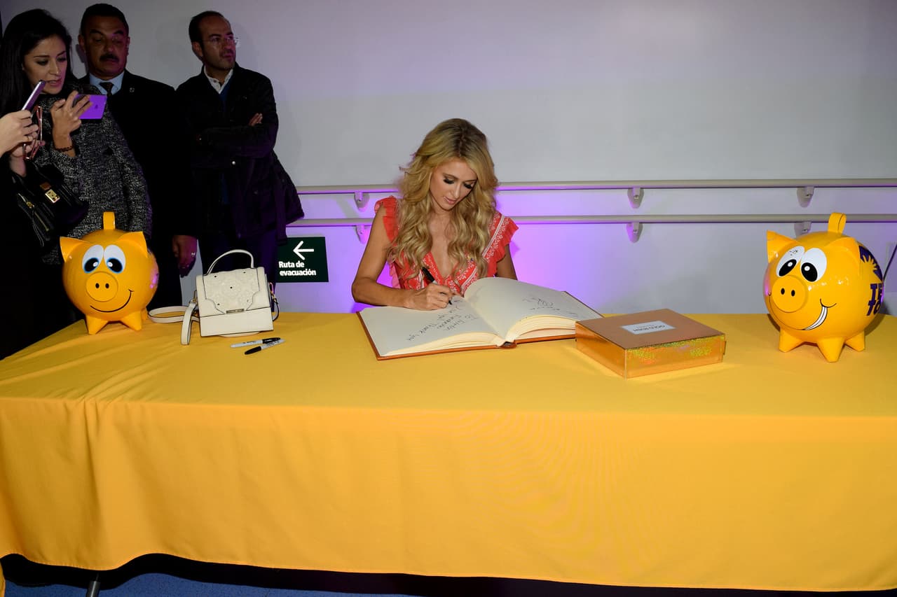 Paris firmó el libro de visitas del centro en Tlalnepantla.