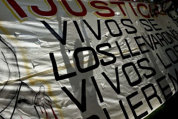 Y mostraron diversas pancartas en las que se exige justicia: "Vivos se los llevaron, vivos los queremos", dice esta manta.