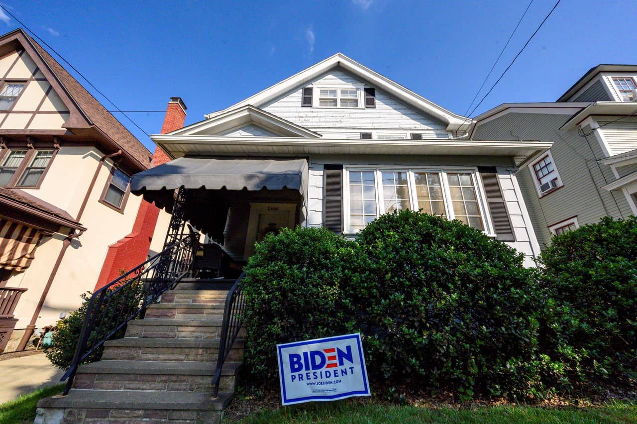 Esta es la casa donde creció el presidente electo Joe Biden, en la avenida Washington North en Scranton, Pensilvania. Biden, de 77 años, dejó esta casa cuando tenía solo 10. La familia debió mudarse porque su padre se quedó sin trabajo y atravesaban dificultades económicas. 
<br>
<br>