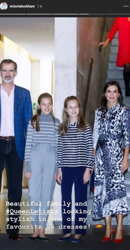 "Hermosa familia y la reina Letizia luciendo elegante con uno de mis vestidos favoritos de VB (siglas de su marca)".
<br>