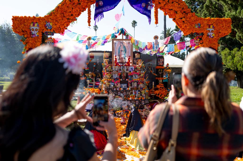 Lo mismo en figuras que en cuadros o afiches enormes, los creyentes en la llamada 'Guadalupana' expresan su agradecimiento por cuidar de sus seres amados.