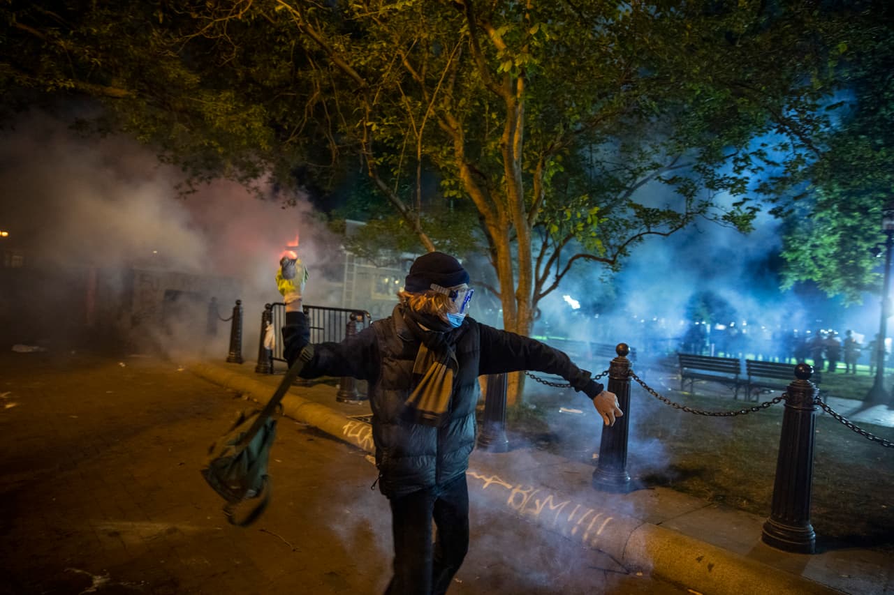 Los manifestantes encendieron hogueras en las zonas adyacentes a la Casa Blanca, incendiaron algunos comercios y atacaron con piedras y cocteles molotov a los agentes policiales.
<br>