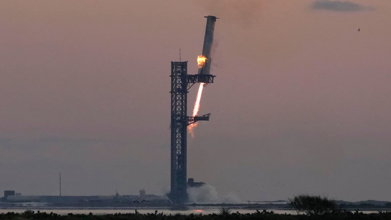 En esta prueba, SpaceX logró una hazaña notable
<b> al aterrizar el propulsor de la primera fase en la misma plataforma desde la que había despegado, solo siete minutos después</b>. La torre de lanzamiento estaba equipada con grandes brazos mecánicos, conocidos como “palillos chinos”, que atraparon al propulsor de 232 pies (71 metros) durante su descenso.