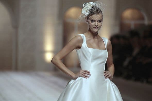 Un escote en cuadro y un tocado clásico con red.