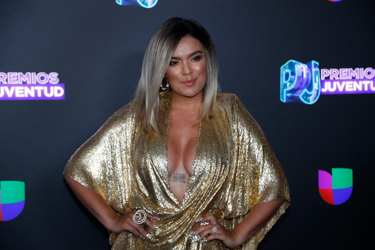 Él se levantó la camisa y ella le toca el abdomen; enseguida se escucha la expresión: ¡qué duro!