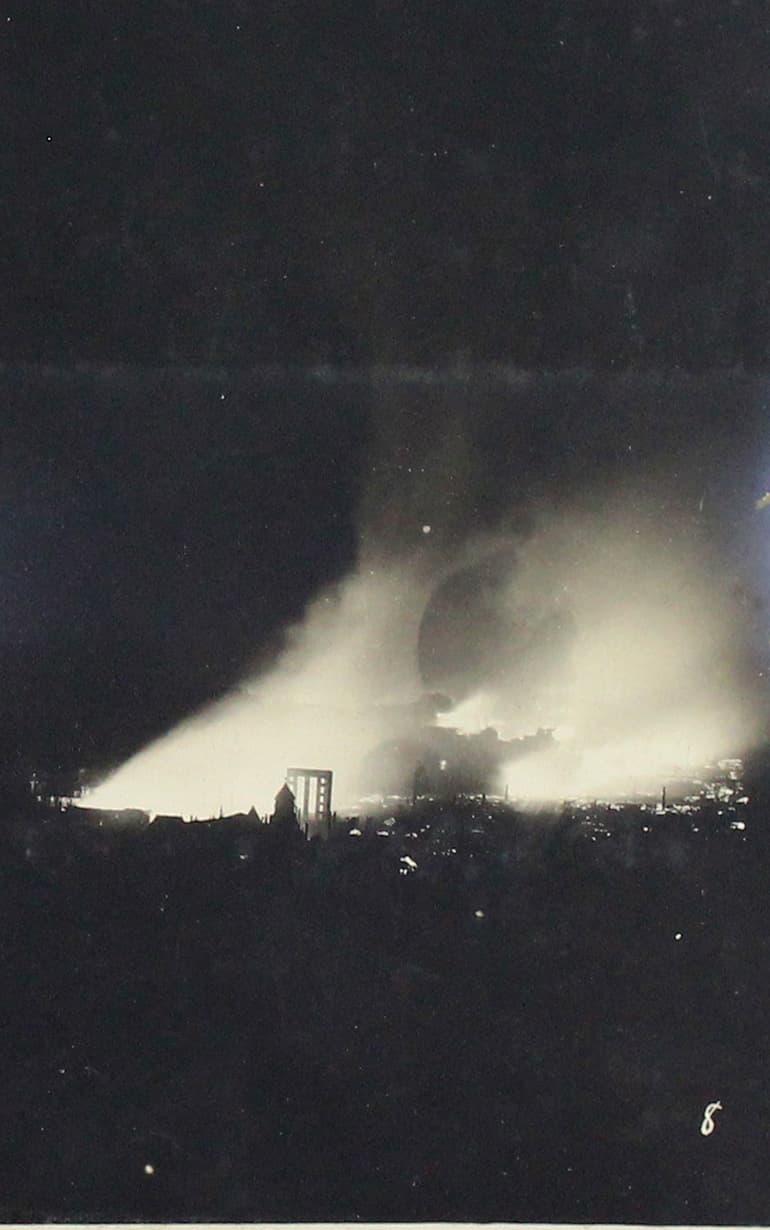 Imagen nocturna de uno de los incendios en San Francisco después del terremoto de 1906.