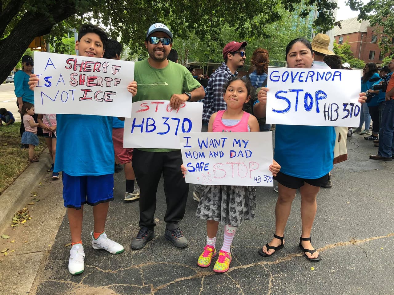 Tras la marcha de el 4 de mayo hacia la mansión del Gobernador, ya preparan la siguiente acción pública. Se trata de una vigilia propgramada para el 11 de mayo en las afueras de la mansión del gobernador donde el Colectivo NC con más de 20 organizaciones se reunirán para exigirle @Roy Cooper que no firme el proyecto de ley HB370 en caso de que avance por todos los comités de la Cámara baja en el estado.El sábado 4 de mayo, cerca de 200 hispanos marcharon hacia la mansión del Gobernador de Carolina del Norte, Roy Cooper, para pedirle que no apruebe propuestas de ley antiinmigrantes cuando lleguen a su escritorio.Las que más preocupan a la comunidad indocumentada por el momento, son la HB370 y la HB135, las cuales buscarían la cooperación entre los alguaciles de los Condados y la Agencia de Inmigración y Aduanas, ICE por sus siglas en inglés, lo cual desencadenaría de acuerdo a los activistas en un incremento en las deportaciones de inmigrantes sin documentos en Carolina del Norte.Madres, padres de familia, organizaciones y aliados de la comunidad alzaron las voces para exigir que el Gobernador Cooper los escuche.Durante la protesta, el Gobernador no hizo presencia, así como ninguna autoridad en representación del funcionario público.Esta marcha fue encabezada por la organización Siembra NC y apoyada por organizaciones aliadas como El Comité Popular Somos Raleigh y El Pueblo.“Quiero decirles a los que no pudieron venir hoy que habrá más oportunidades de apoyar y que no podemos quedarnos callados porque estas leyes afectarían a nuestras familias”, indicó en entrevista para Univision una de las manifestantes.