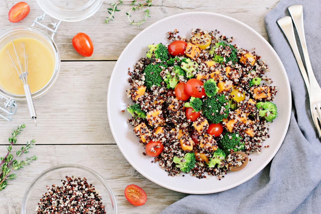 <b>Ensalada de quinoa.</b> Acompañar tu ensalada con quinoa es otra posibilidad. La quinoa tiene más proteínas que cualquier cereal, posee grasas buenas, es rica en fibra, en minerales, y en vitaminas. Previene, además, enfermedades como el cáncer, la diabetes y la tuberculosis.