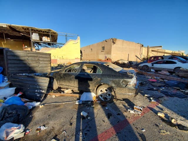 Los destrozos golpearon fuertemente a Walnut Hill y Brockbank cerca de la I-35.