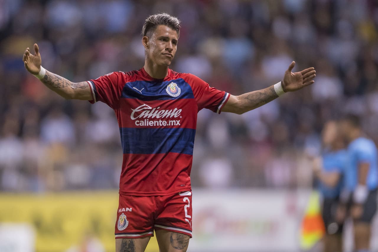 No solo ocurría con el jugador de los Tigres, el propio Cristian Calderón, futbolista de Chivas, también tenía un 'look' distinto al finalizar el mes de enero y ya buscó una nueva opción.