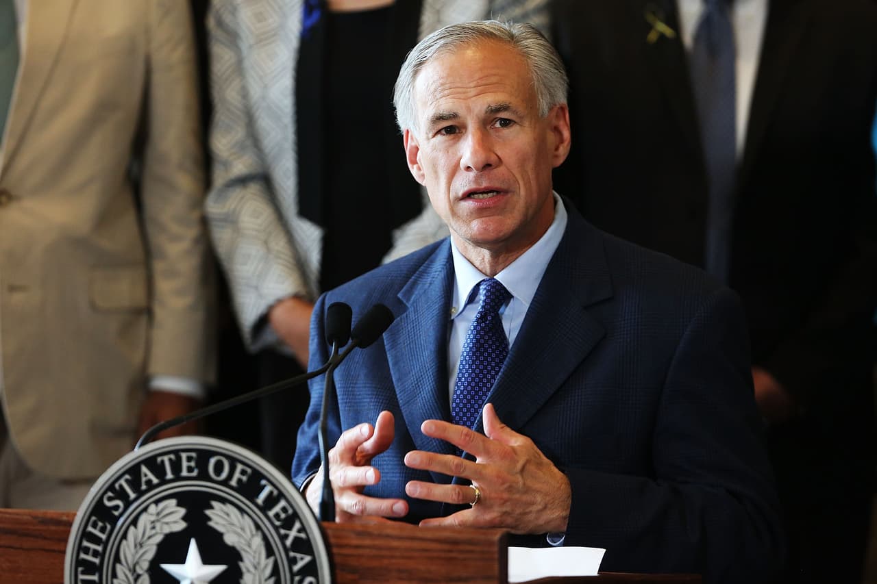 Recientemente
<a href="https://www.univision.com/temas/greg-abbott"><b>Greg Abbott</b></a>, firmó un compromiso para apoyar los departamentos de policías en el estado a través de su campaña “Back the Blue”. Durante conferencia de prensa este jueves, afirmó que
<a href="https://www.univision.com/local/austin-kakw/gobernador-de-texas-busca-legislar-medida-que-haria-imposible-a-las-ciudades-recortarle-fondos-a-la-policia-video"><b>buscará legislar medidas</b></a> que harían financieramente imposible que las ciudades le recorten fondos a las agencias del orden.